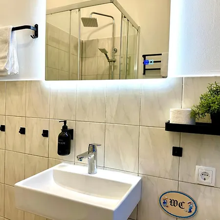 Dschungel Apartment, Netflix, Sonos, Nahe Messe Duesseldorf, Helios Klinik, Innenstadt